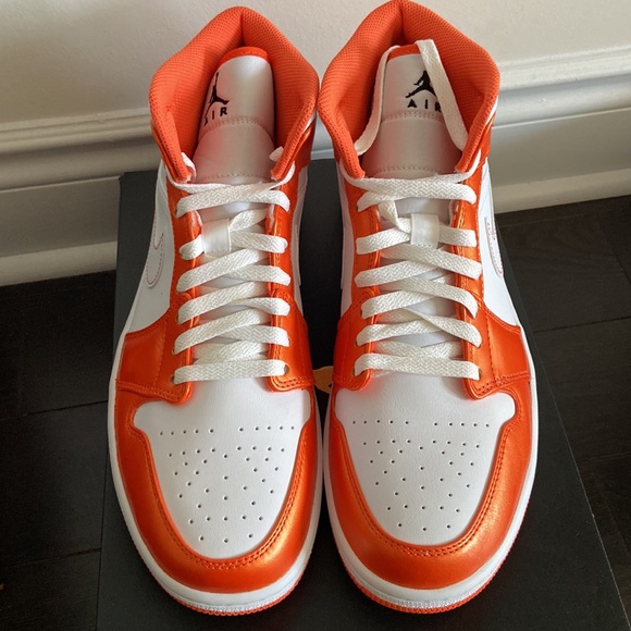 AIR JORDAN 1 MID SE ELECTRO ORANGE - Picture 4 of 8